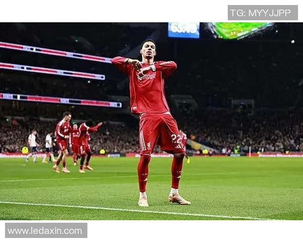 国王杯激战：利物浦逆转曼联红牌事件引发全场热议与战术分析